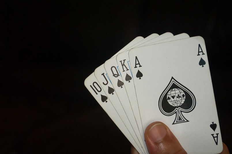Nhiều người chơi đang cùng tìm hiểu thuật ngữ trong Poker là gì?